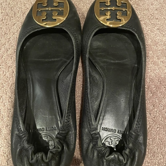Tory Burch ballet flat. Black with gold emblem - Picture 4 of 4